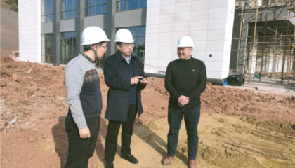 遂寧興業(yè)集團(tuán)黨委副書記、監(jiān)事會(huì)主席、工會(huì)主席石鎮(zhèn)槐深入遂寧市興學(xué)商務(wù)中心項(xiàng)目、公共衛(wèi)生臨床醫(yī)療中心一期項(xiàng)目進(jìn)行實(shí)地巡查